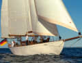 The sailing characteristics of the cruiser yacht are described as extremely good-natured