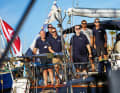 Le skipper professionnel Dan Bower, 42 ans (chemise grise), avec une partie de son équipage hétéroclite de l'ARC.
