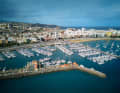 Blick über Las Palmas und den Yacht­hafen samt benachbartem Ankerfeld. Ab Oktober füllen sich die Stege zusehends, denn auch auf der Insel gibt es bereits einiges zu erleben