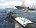 Un pescatore d'altura rifornisce di gasolio la nave affondata
