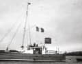 1936 : ironie du sort, la première utilisation sur un vrai bateau a eu lieu sur un bateau à moteur. Le Français Marin-Marie a traversé l'Atlantique de New York au Havre avec un drapeau de commande surdimensionné.