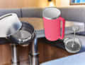 Le moule à charnière avec couvercle de transport et la grande cafetière à piston facilitent la pause-café à bord.