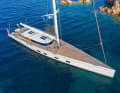 Ausgeglichen: Der Architekt Lucio Micheletti schuf ein elegantes Exterieur, Farr Yacht Design steuerte schnelle Rumpflinien bei.
