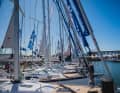 Le barche a vela sono ormeggiate ai moli dell'ancora Marina.