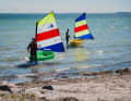 Optimisten-Segeln für Kinder am Strand der ancora Marina. Das Mitmachangebot des Festivals richtete sich an Wassersport-Einsteiger ohne Vorkenntnisse.