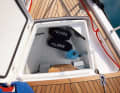 Die große, tiefe Segellast im Vorschiff kann Segel und Fender aufnehmen. Der Stauraum vorn ist selten in dieser Bootsklasse