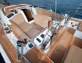 Le cockpit est clairement structuré. Les sièges pour le barreur servent également d'espaces de rangement et peuvent être retirés.