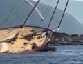 Inclinazione: lo yacht di 40 metri si era schiantato contro gli scogli.