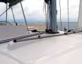 The self-tacking jib makes manoeuvring easier. However, the foresail remains small and lacks power in light winds