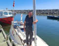 Yann Quenet auf seiner Mikroyacht "Baluchon"