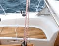 Bavaria Cruiser 33 : le palan d'écoute de grand-voile est fixé à un étrier sur la table de cockpit et y est parfaitement accessible, une excellente solution pour une manipulation facile.