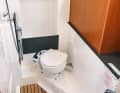 Bavaria Cruiser 33: nella toilette del Bavaria c'è un armadio aperto per le cerate e molto spazio per la doccia.