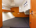 Bavaria Cruiser 33 : la plus grande cabine arrière du comparatif. La surface de couchage à hauteur des épaules mesure ici 1,80 mètre. Un petit hublot donnant sur le cockpit assure l'air frais pendant la nuit. Les parois latérales créent une agréable ambiance de bateau.
