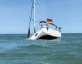 Die „Mrs. Jones“ sank im Juli nach Wassereinbruch im Bugbereich. Die Crew floh in die Rettungsinsel