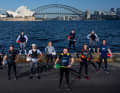 Bild mit Seltenheitswert: Anna Barth vertritt Fahrer Erik Heil beim Fotoshooting mit den prominenten SailGP-Skippern