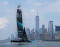 Das neuseeländische SailGP-Team unter der Leitung von Peter Burling und das australische SailGP-Team unter der Leitung von Tom Slingsby in Aktion am zweiten Renntag des Mubadala New York Sail Grand Prix in New York, USA