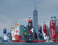La flotte menée par Emirates Great Britain SailGP Team devant Canada SailGP Team et USA SailGP Team passe devant le One World Trade Center et la ligne d'horizon de New York City lors de la deuxième journée de course du Mubadala New York Sail Grand Prix à New York, USA.