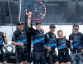 Peter Burling, co-CEO e pilota del team New Zealand SailGP, regge il trofeo mentre il team New Zealand SailGP festeggia la vittoria del Mubadala New York Sail Grand Prix a New York, USA, con lo champagne dei Baroni De Rothschild a bordo del catamarano F50.
