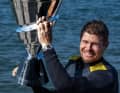 Tom Slingsby mit dem SailGP-Pokal