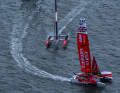 L'Emirates Great Britain SailGP Team è guidato da Ben Ainslie. Qui i britannici doppiano una boa di virata, precedendo gli svizzeri con il timoniere Sebastien Schneiter e i neozelandesi con Peter Burling.