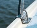 Solide : les supports de bastingage sont boulonnés dans la coque et le pont