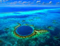 Das Great Blue Hole in Belize ist fast 125 Meter tief. Etwas für erfahrene Taucher