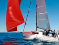 Beneteau First 24. Vielseitiges Crossover-Boot, das sich zum Regattasegeln genauso gut eignet wie zum Touren mit der kleinen Familie und zum Trailern. Die Alleskönnerin wird von Sea­scape in Slowenien gebaut. Rumpflänge 7,30 m; Breite 2,50 m; Gewicht 1,0 t; ab 65.450 Euro