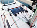All lines are within reach, stoppers and winches are correctly dimensioned, the Dyneema cordage hardly stretches at all