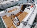 Im Cockpit ist die Werft mit zwei Steuerrädern, die als Extra erhältlich sind, und dem offenen Heck mit halbhoher Badeplattform einem Trend gefolgt