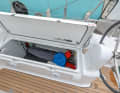 Back box: There is not only space in the most important storage compartment, it also offers compartments and shelves. Gas struts hold the lid in place