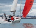 Der 70 Quadratmeter große Gennaker zieht die neue kleinste Oceanis von Beneteau auch bei wenig Wind mit flotter Fahrt durch die Atlantikdünung vor Les Sables d’Olonne