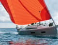 Ça marche ! Nonchalamment appuyé dans le panier arrière, l'Oceanis 34.1 se dirige avec deux doigts.
