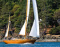 Bonsaï-Besan : le gréement Yawl s'adaptait mieux qu'un gréement de cotre à la jauge de l'époque et permet au bateau de rester plus tranquille au mouillage.