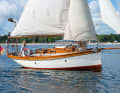 The stern has an extreme overhang. The free-standing mast far forward is atypical