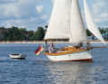 "Firecrest II" est amarré en permanence à la bouée devant Eckernförde et n'est accessible que par annexe. Lors de la croisière, le grand canot en briques est remorqué.