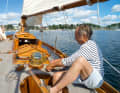 Beaucoup de pont, peu de cockpit, mais un skylight et une descente comme sur les grands bateaux