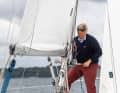 Handarbeit: Setzen, Bergen und Reffen der Segel findet am Mast und auf dem Vorschiff statt. Eine Leinenumlenkung ins Cockpit gibt es nicht