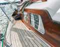 Eleganz: Teakholz und lackierte Mahagoniflächen dominieren die „Kleine Brise“ in optischer Hinsicht an Deck