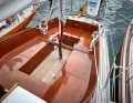 The spacious cockpit with its natural lacquered wooden surfaces resembles a dignified piece of furniture