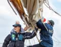 Lavoro manuale: lo skipper Kai Bruhn (a sinistra) è affiancato da un equipaggio di volontari per navigare il "Rigmor" al largo di Glückstadt, sull'Elba, e talvolta anche in acque più lontane.