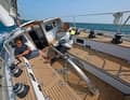 Die Pinne als Standard, ein über drei Meter langes Cockpit und ein Aufbau, der viel Schutz bietet