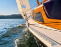 Low freeboard, no sea fence, plus good speed and agile behaviour: The dinghy cruiser conveys elementary sailing pleasure