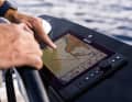 Le Zeus SR peut être commandé par Multitouch ou par le bouton rotatif-poussoir, il ne possède pas de joystick.