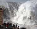 Monsterwellen als Touristen- und Surferattraktion in Nazaré, Portugal