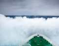 Ein Schiff kracht im Southern Ocean auf eine gewaltige Welle