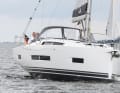 A bold, but also very modern design language. The view from the front emphasises the strong hull indentation towards the waterline