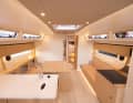 Innen ohne: Die Polster für die Sofas und für die Kojen kamen leider nicht mehr rechtzeitig zum YACHT-Test an. Im Salon können alle Fenster im Aufbau geöffnet werden, die Möglichkeiten zur Ventilation sind im ganzen Schiff perfekt