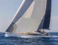 Long and stretched lines, relatively little freeboard, flat cabin superstructure. The lines of the Grand Soleil 52 Performance are excitingly beautiful