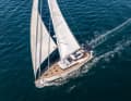Un guardaroba versatile è importante per le lunghe navigazioni in alto mare. Il fiocco strallato fa parte dell'equipaggiamento di base di un vero yacht blue water.