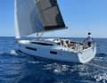 The hard-set chines, the long hull windows and the elongated cabin superstructure characterise the appearance.